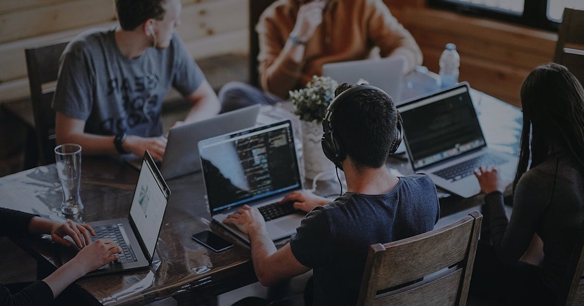 2026'da Güvenilir Tedarikçi Firmalar: Dropshipping Başarısının Anahtarı - diverse group of people collaborating around a table with laptops