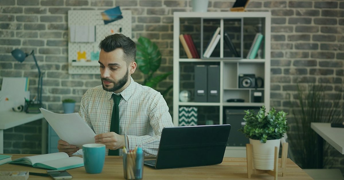 2026'da İç Giyim & Fantezi Ürünleri Online Satış Kuralları: Kârlı Bir Başlangıç Rehberi - lawyer reviewing legal documents desk office
