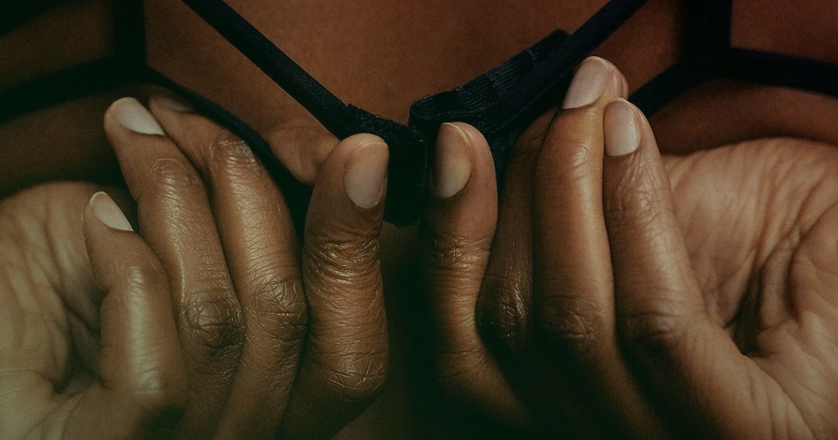 2026'da İç Giyim & Fantezi Ürünleri Online Satış Kuralları: Kârlı Bir Başlangıç Rehberi - person discreetly packaging delicate lingerie items