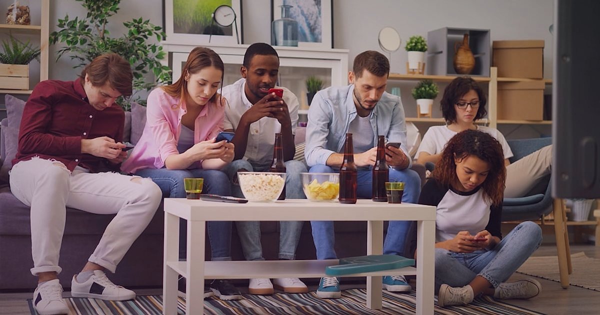 2026'da İç Giyim & Fantezi Ürünleri Online Satış Kuralları: Kârlı Bir Başlangıç Rehberi - diverse audience engaging with online advertisements social media