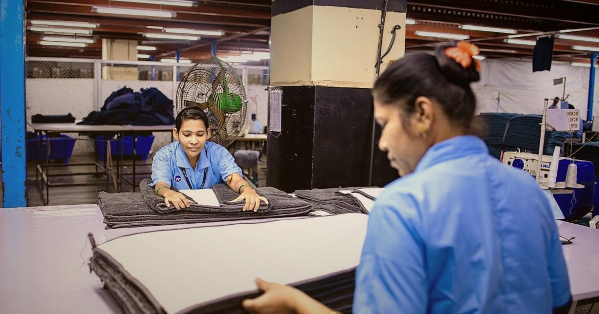 2026'da İç Giyim & Fantezi Ürünleri Online Satış Kuralları: Kârlı Bir Başlangıç Rehberi - hands selecting fabric samples textile warehouse