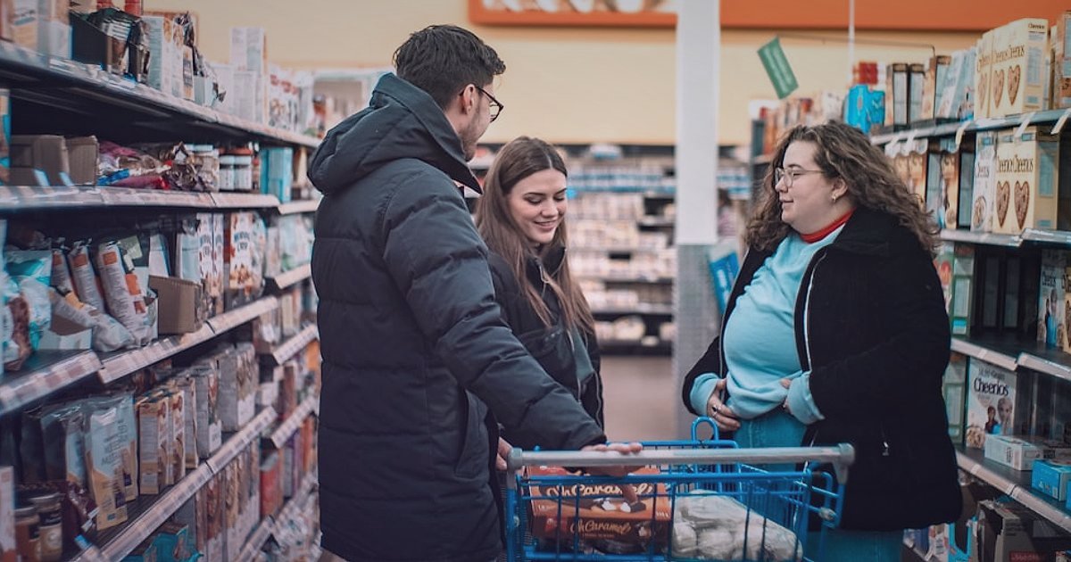 2026'da Kedi Maması Alıcısını Anlamak: Kimler Satın Alıyor ve Neden? - diverse group of people shopping for pet food aisle