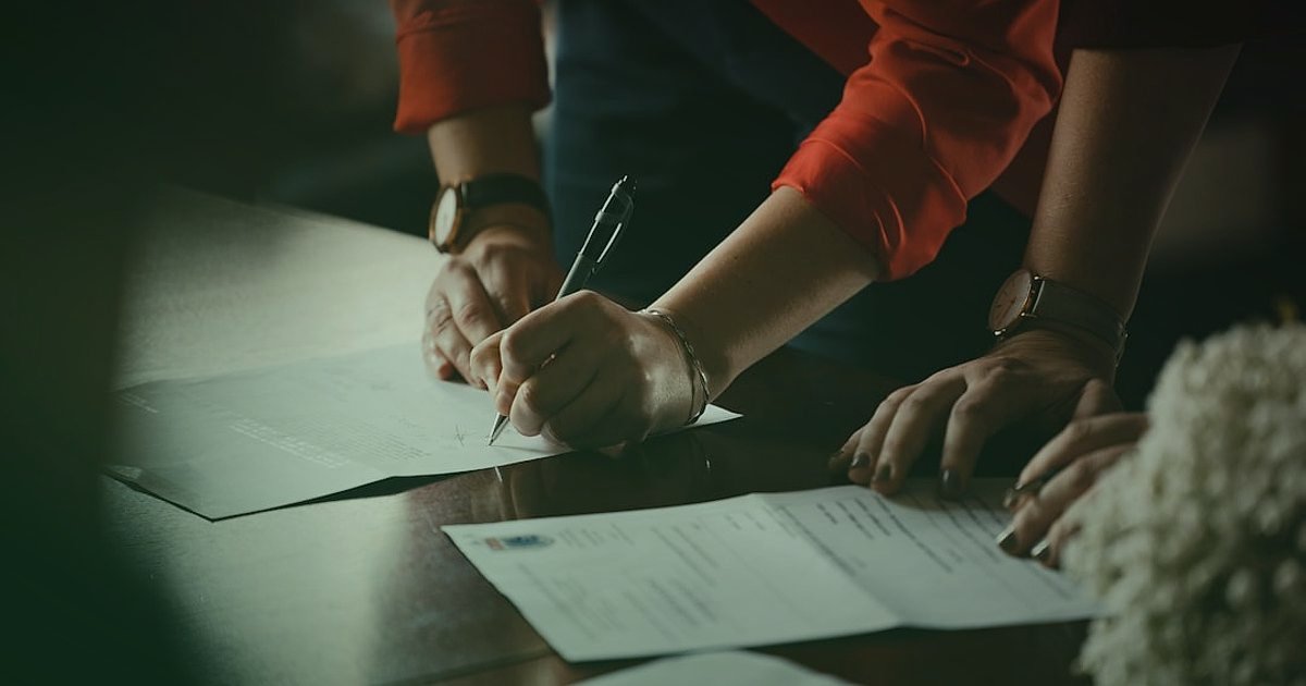 2026'da N11'de Mağaza Açma: Kârınızı Katlayacak Adım Adım Rehber - close-up diverse hands signing official document contract