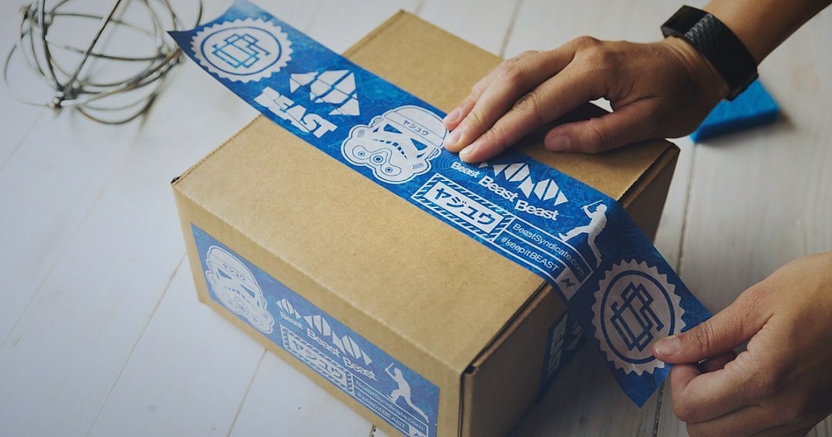 2026'da N11'de Mağaza Açma: Kârınızı Katlayacak Adım Adım Rehber - hands exchanging package with friendly customer service agent