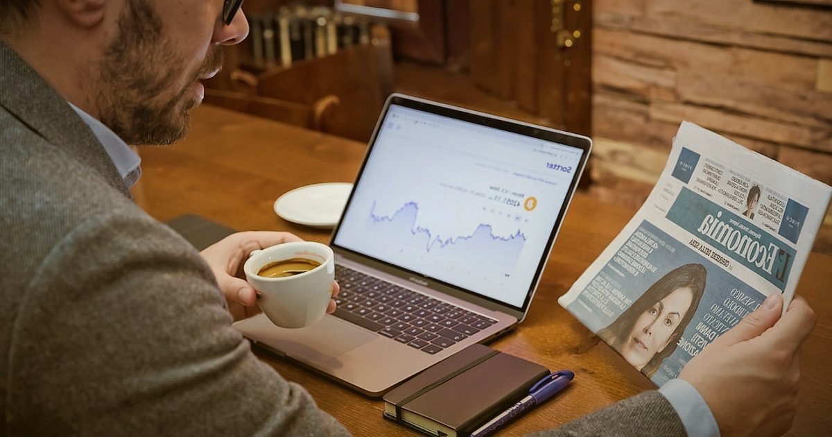 2026'da Stoksuz Satış Rehberi: Dropshipping ile Kârınızı Maksimize Edin - young entrepreneur reviewing sales charts laptop