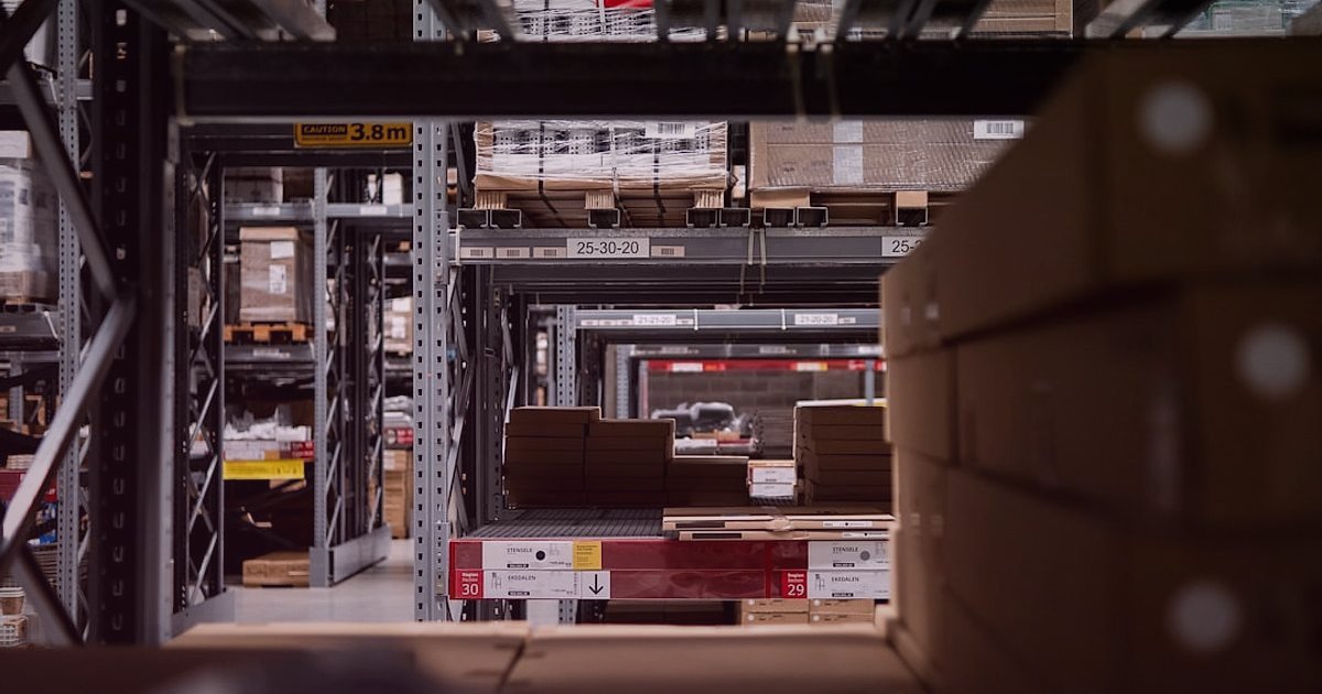 2026'da Stoksuz Satış Rehberi: Dropshipping ile Kârınızı Maksimize Edin - warehouse shelves filled with neatly stacked cardboard boxes