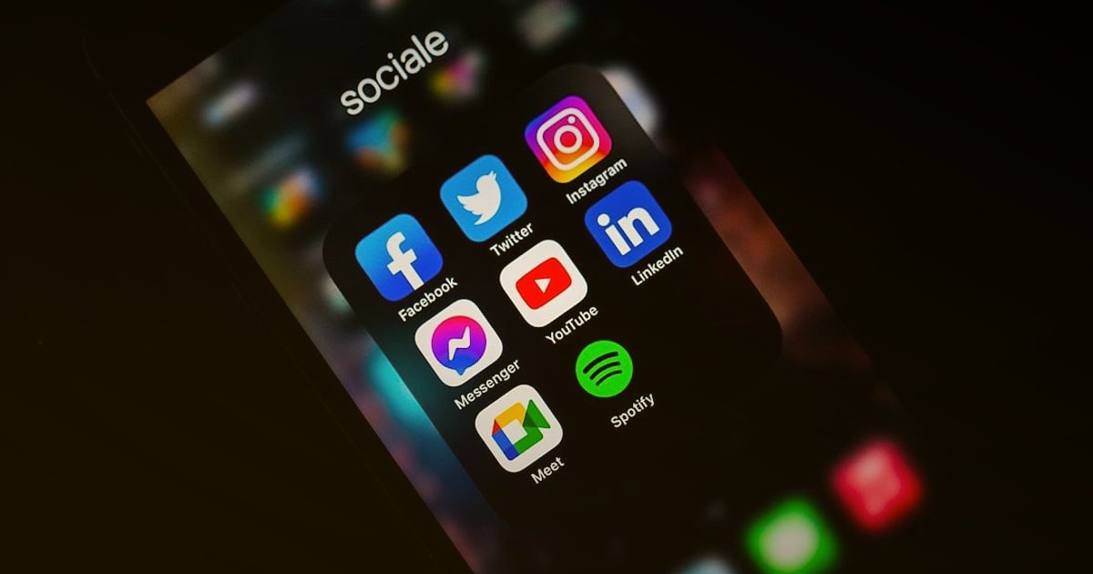 2026'da Stoksuz Satış Rehberi: Dropshipping ile Kârınızı Maksimize Edin - colorful social media icons displayed on a digital screen