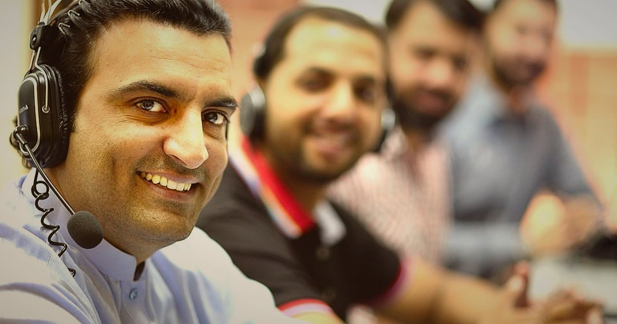 2026'da Stoksuz Satış Rehberi: Dropshipping ile Kârınızı Maksimize Edin - customer service representative smiling and talking on headset