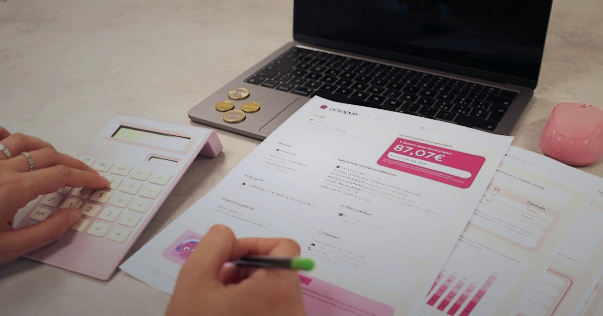2026'da Stoksuz Satış Rehberi: Dropshipping ile Kârınızı Maksimize Edin - person analyzing financial data on a spreadsheet using a calculator