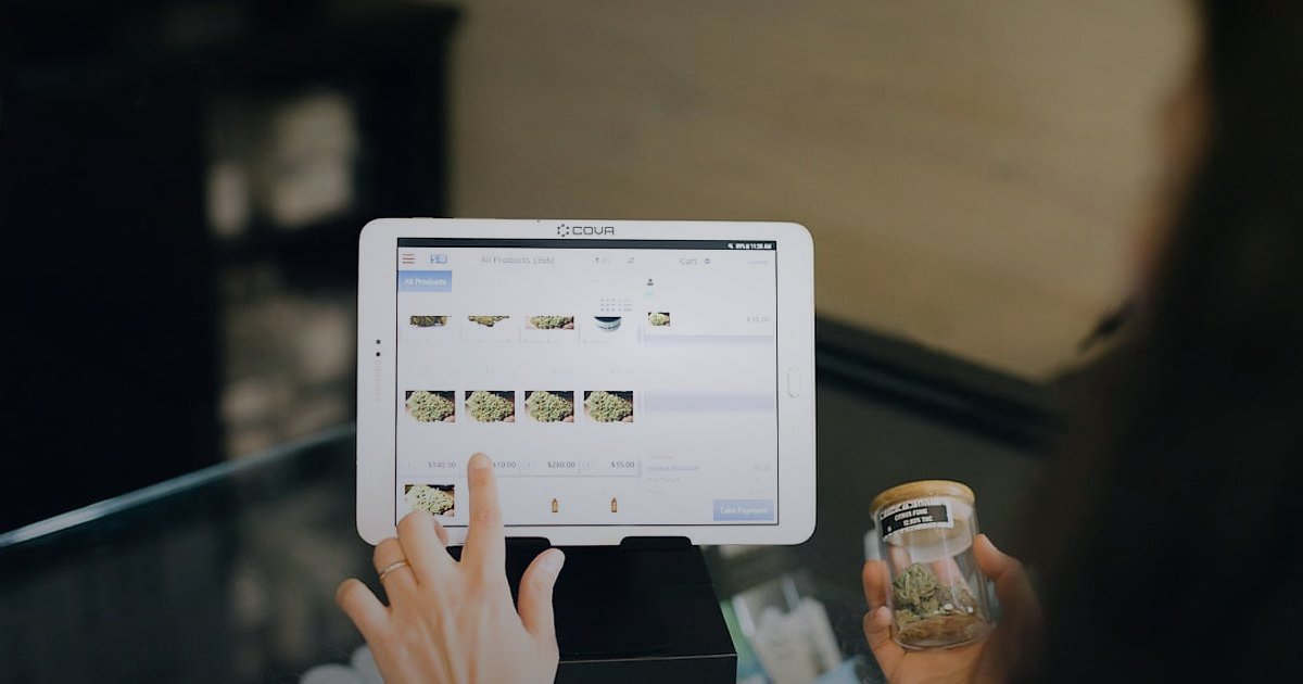2026'da Stoksuz Satış Rehberi: Dropshipping ile Yeni Nesil E-Ticaret - woman browsing online store on tablet