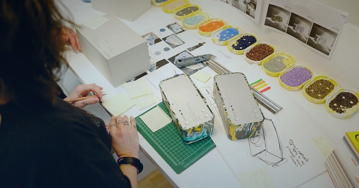 2026'da Stoksuz Satış Rehberi: Dropshipping ile Yeni Nesil E-Ticaret - colorful product packaging boxes table studio
