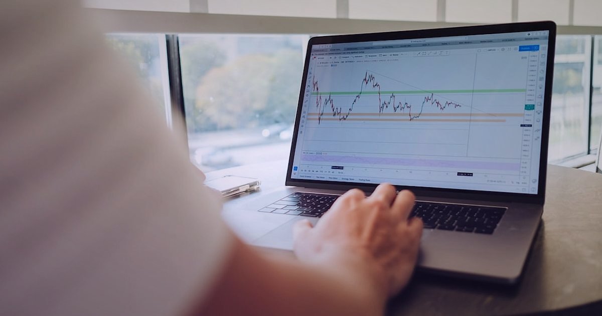 2026'da Stoksuz Satış Rehberi: Dropshipping ile Yeni Nesil E-Ticaret - person typing laptop financial charts screen