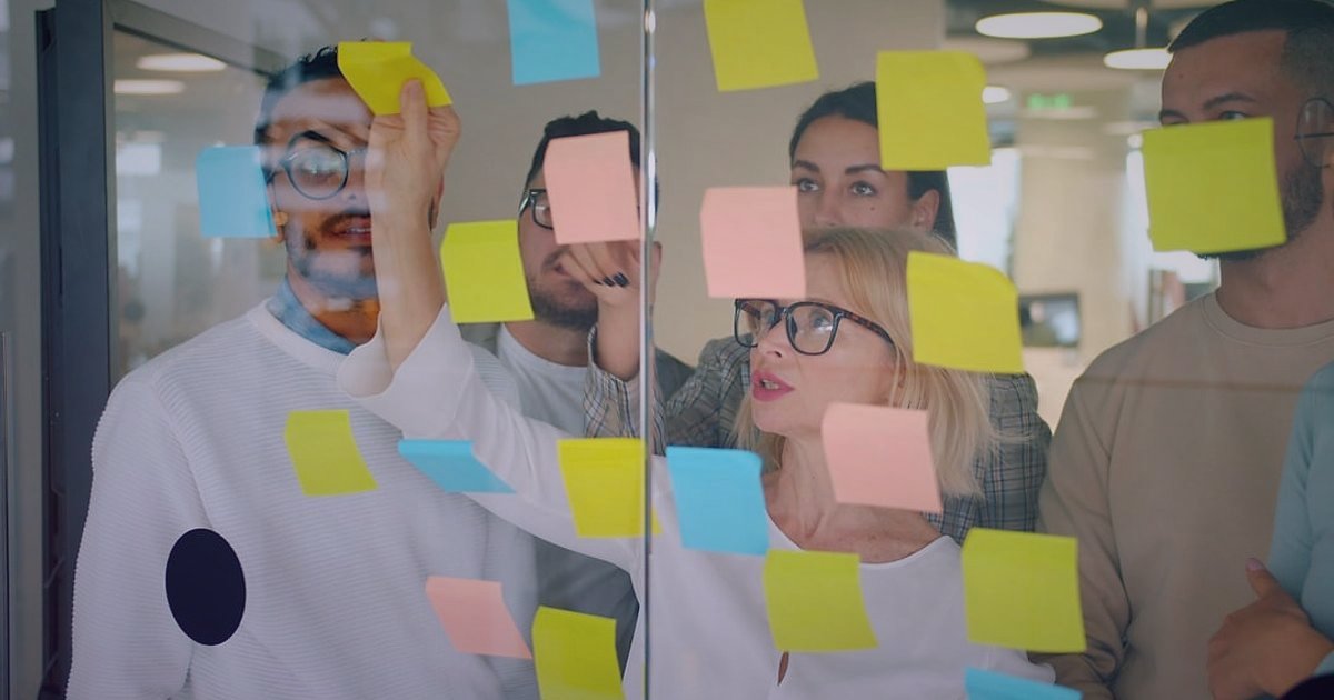 2026'da Stoksuz Satış Rehberi: Dropshipping ile Yeni Nesil E-Ticaret - team meeting whiteboard sticky notes planning