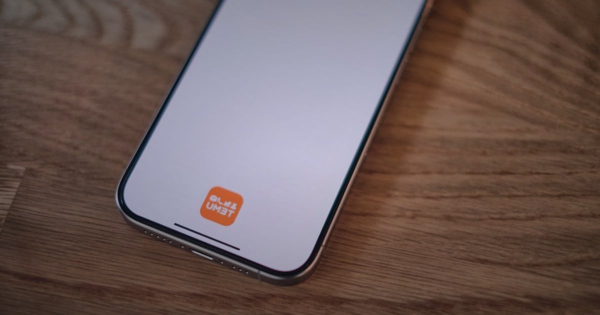 2026'da Stoksuz Satış Rehberi: Dropshipping ile Yeni Nesil E-Ticaret - smartphone showing shopping app cart items