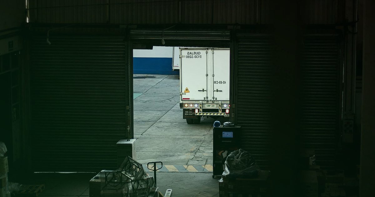 2026'da Stoksuz Satış Rehberi: Dropshipping ile Yeni Nesil E-Ticaret - delivery truck loading dock packages sunrise