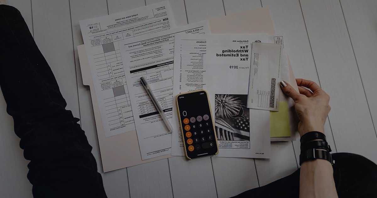 2026'da Stoksuz Satış Rehberi: Dropshipping ile Yeni Nesil E-Ticaret - person holding calculator and looking at financial report