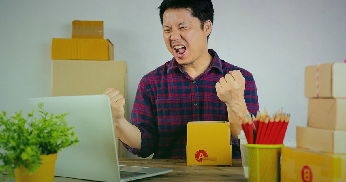 2026'da Stoksuz Satış Rehberi: Dropshipping ile Yeni Nesil E-Ticaret - person receiving package with happy expression