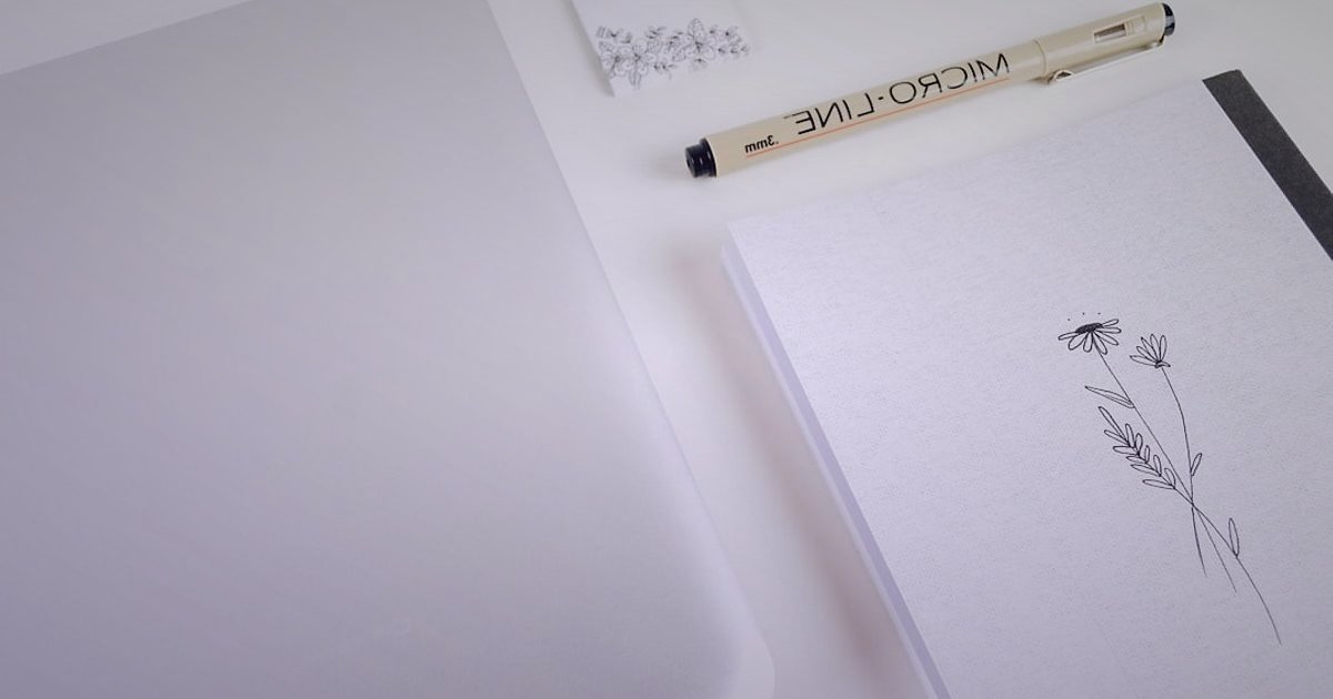 2026'da Stoksuz Satışın Püf Noktaları: Başlangıçtan Zirveye Yolculuk - woman sketching product ideas on notebook desk