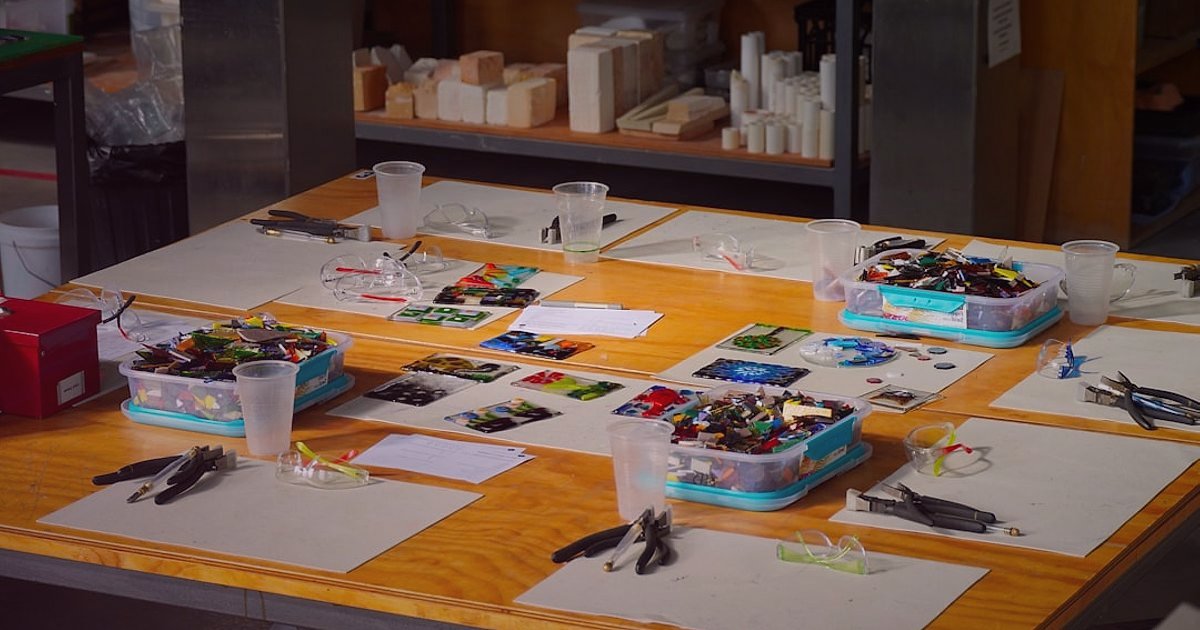 2026'da Stoksuz Satışın Püf Noktaları: Başlangıçtan Zirveye Yolculuk - close-up of diverse product samples on wooden table