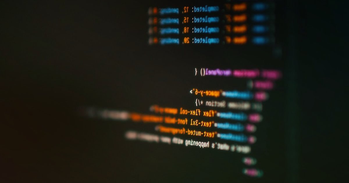 2026'da Stoksuz Satışın Püf Noktaları: Başlangıçtan Zirveye Yolculuk - person designing website on computer screen with colorful UI elements