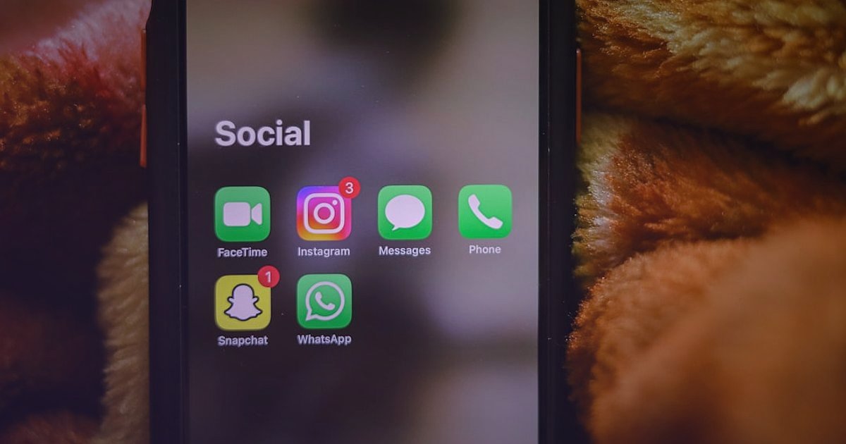 2026'da Stoksuz Satışın Püf Noktaları: Başlangıçtan Zirveye Yolculuk - social media icons floating around a smartphone screen