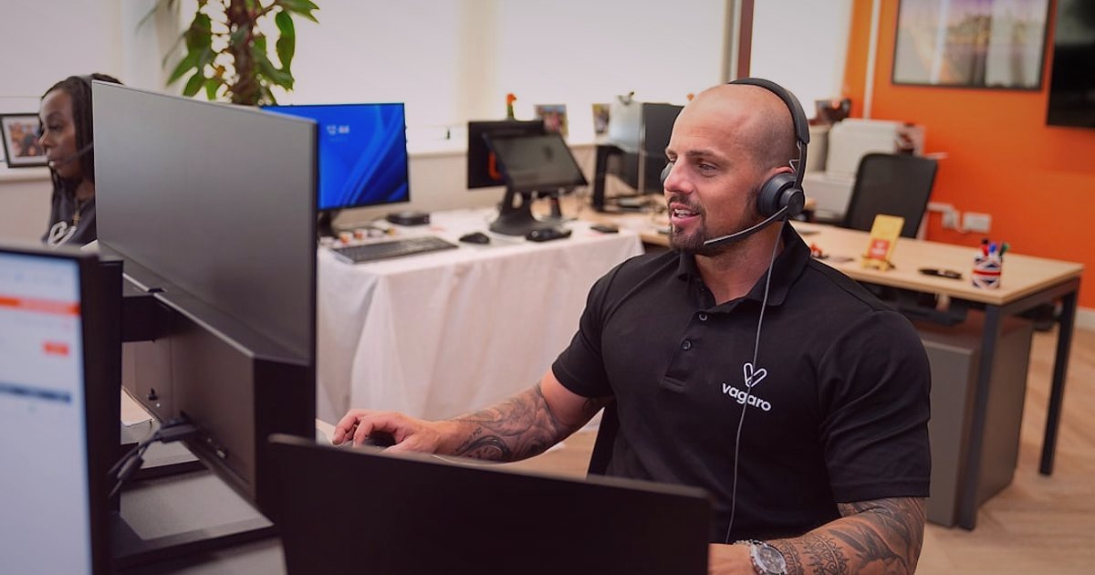 2026'da Stoksuz Satışın Püf Noktaları: Başlangıçtan Zirveye Yolculuk - call center agent smiling while talking on headset