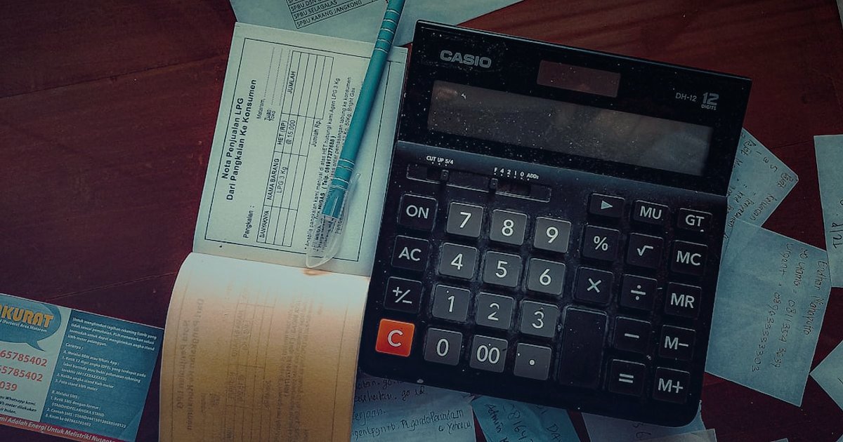 2026'da Stoksuz Satışın Püf Noktaları: Başlangıçtan Zirveye Yolculuk - person using calculator and spreadsheet on desk with charts