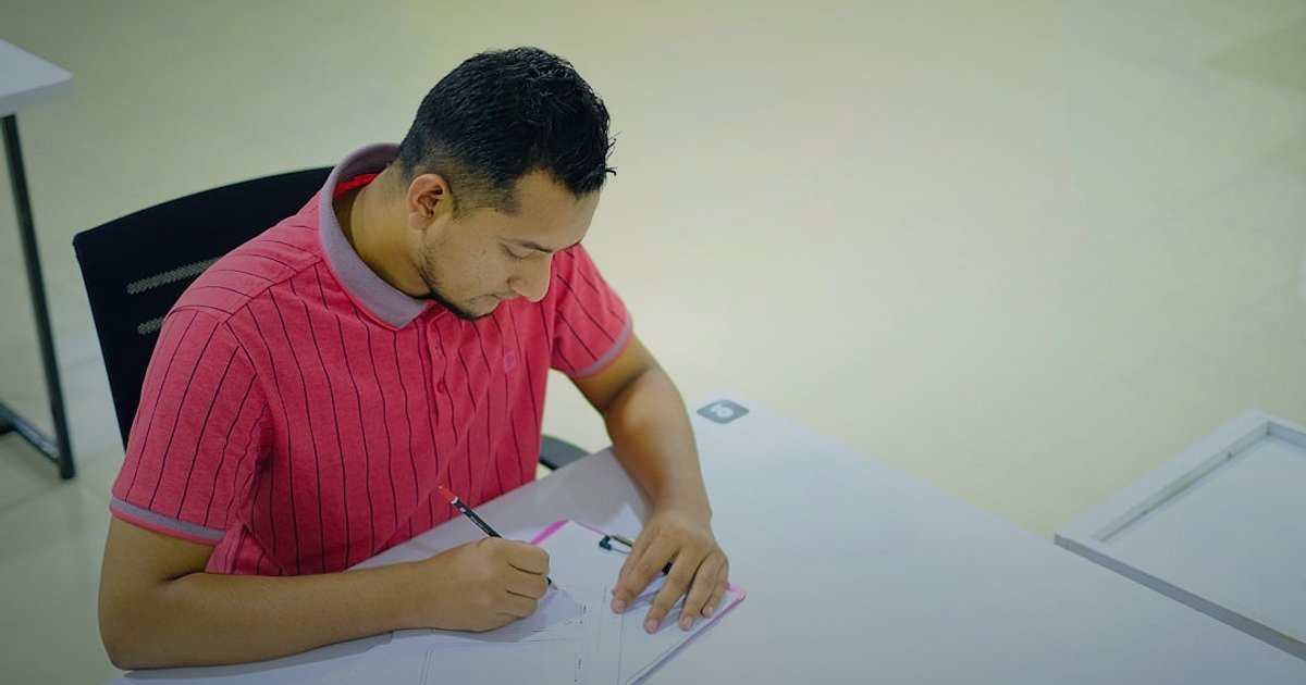 2026'da Stoksuz Satışın Püf Noktaları: Başlangıçtan Zirveye Yolculuk - notary public stamping official document at desk