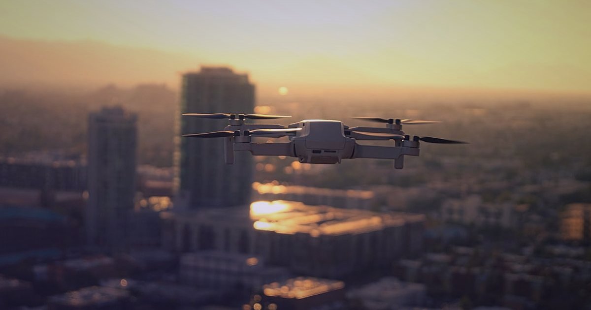 2026'da Stoksuz Satışın Püf Noktaları: Başlangıçtan Zirveye Yolculuk - futuristic cityscape with drones delivering packages