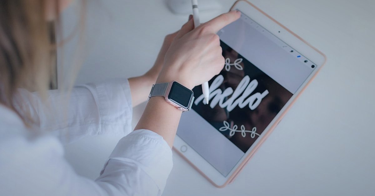 2026'da Sulama Sistemleri: Güvenilir Tedarikçi Bulma ve Doğrulama Rehberi - digital contract signing on tablet screen