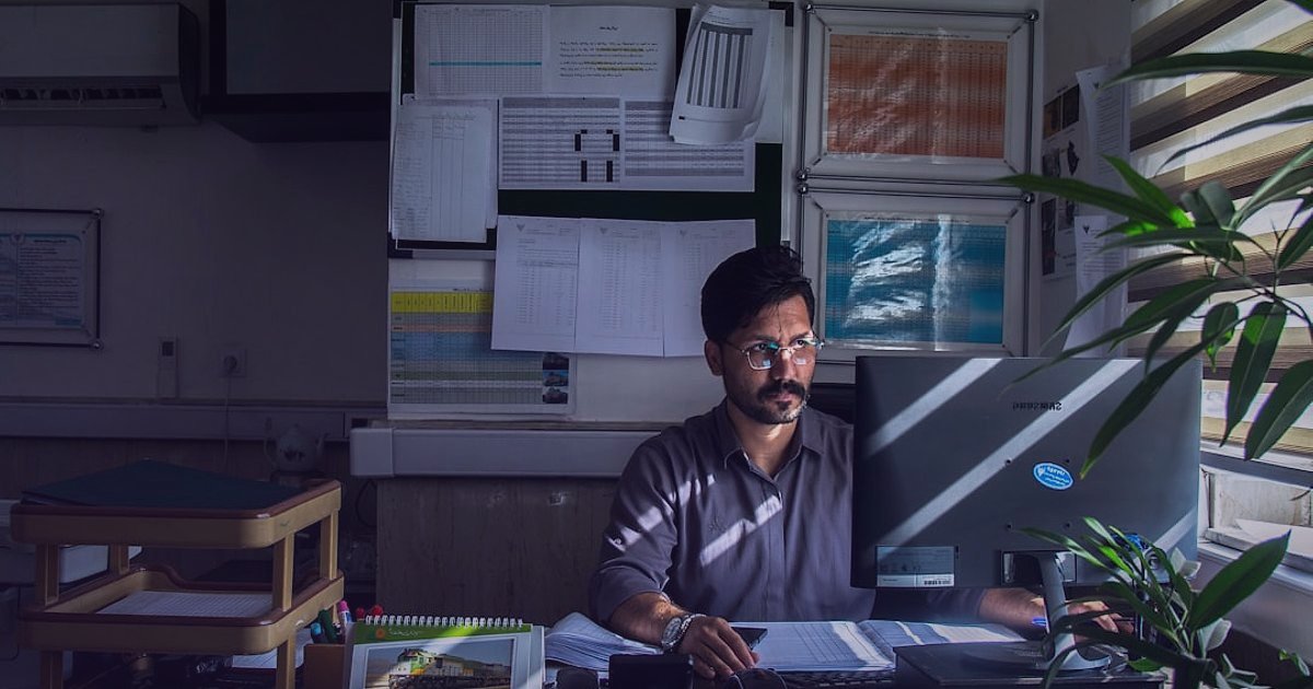 2026'da Sulama Sistemleri: Güvenilir Tedarikçi Bulma ve Doğrulama Rehberi - manager reviewing performance charts in office