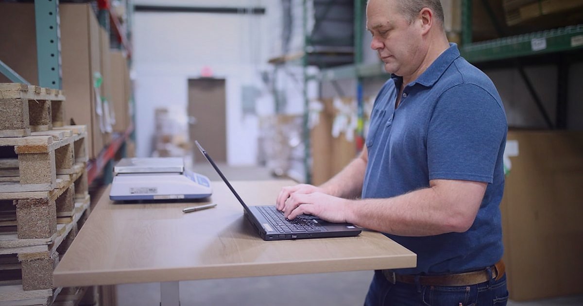 2026'da Sulama Sistemleri: Güvenilir Tedarikçi Bulma ve Doğrulama Rehberi - warehouse worker checking inventory levels