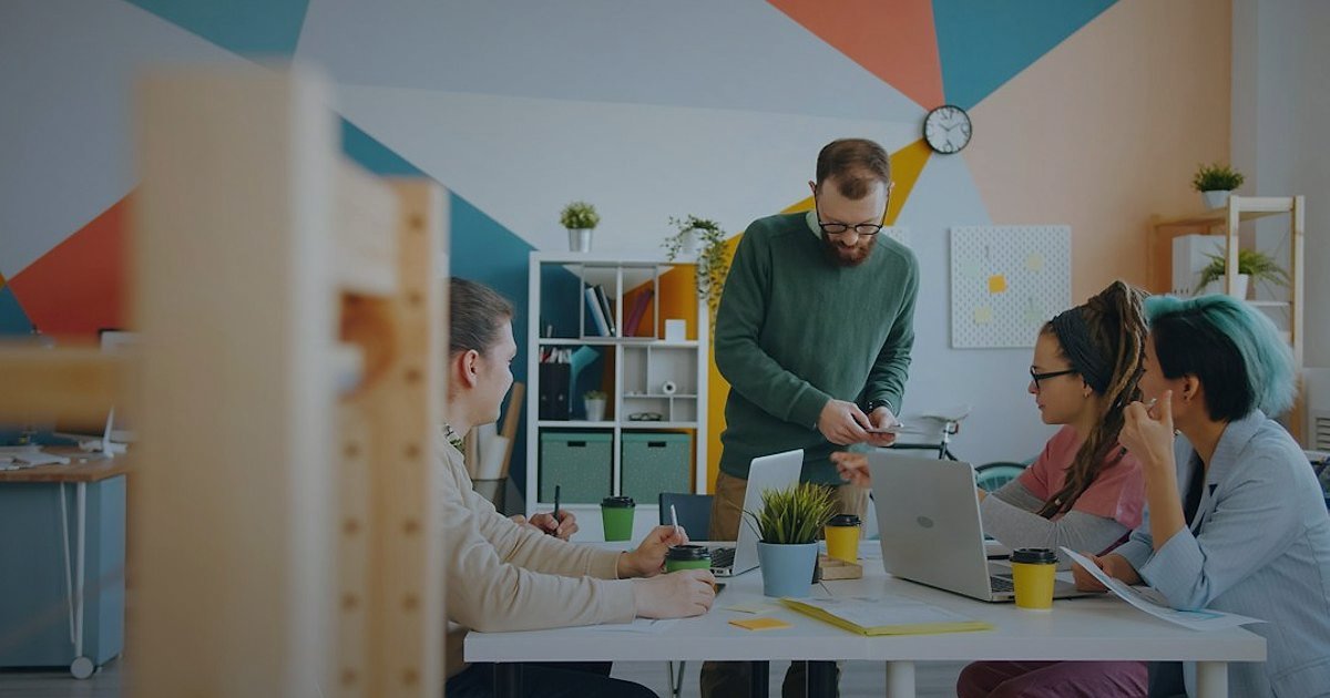 2026'da Zirveye Çıkın: Dropshipping Tedarikçi Firmaları Rehberi - diverse group of business people collaborating in a modern office, discussing supply chain logistics
