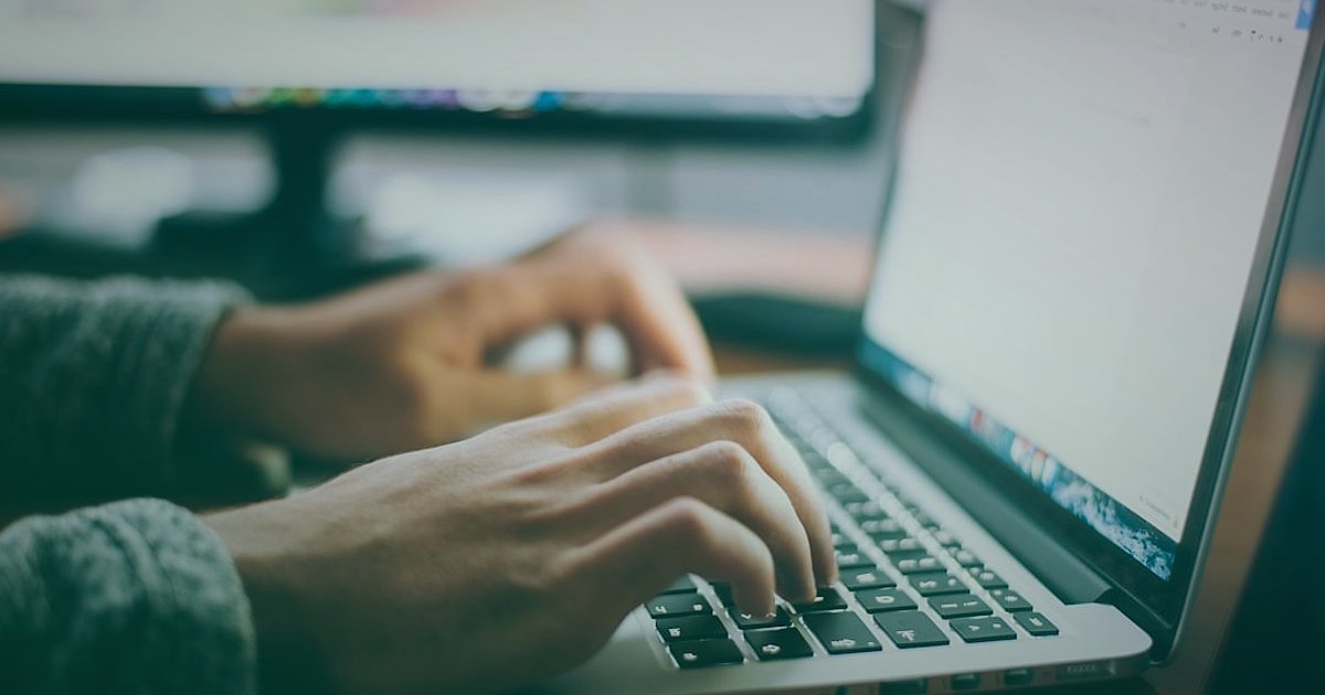 2026'da Zirveye Çıkın: Dropshipping Tedarikçi Firmaları Rehberi - person researching on a laptop, multiple browser tabs open showing supplier directories and e-commerce platforms
