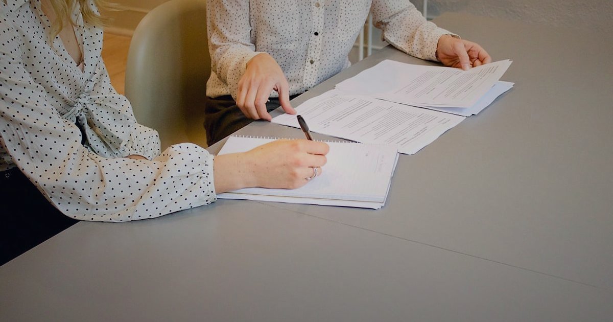 2026'da Zirveye Çıkın: Dropshipping Tedarikçi Firmaları Rehberi - lawyer reviewing a contract with a client, legal documents spread on a desk