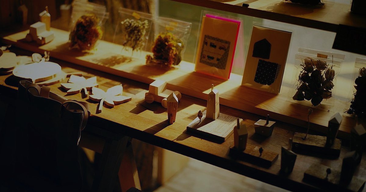 2026'da Zirveye Çıkın: Dropshipping Tedarikçi Firmaları Rehberi - diverse product categories neatly displayed on shelves, focus on niche products like handmade jewelry or organic cosmetics