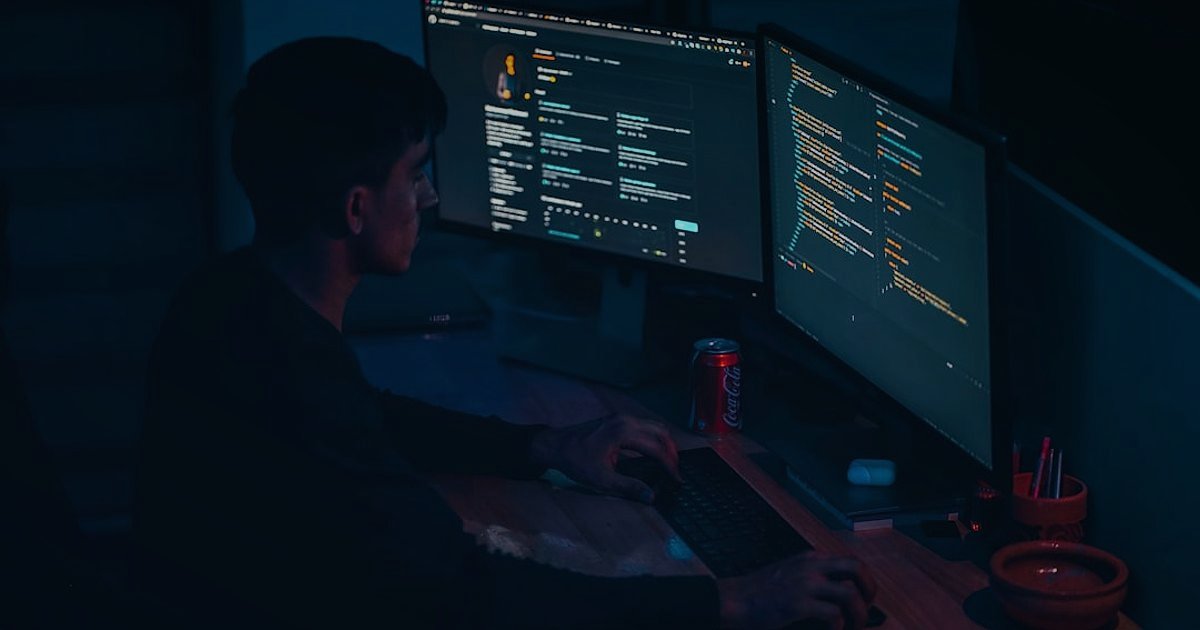 2026'da Zirveye Çıkın: Dropshipping Tedarikçi Firmaları Rehberi - developer working on a multi-screen setup, coding an API integration for e-commerce platforms