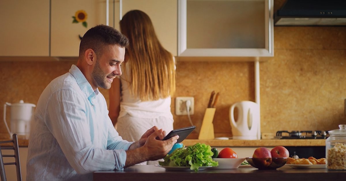 2026'nın En İyi Küçük Ev Aletleri Dropshipping Stratejileri: Yüksek Kârla Başlangıç - woman holding tablet with kitchen appliances website