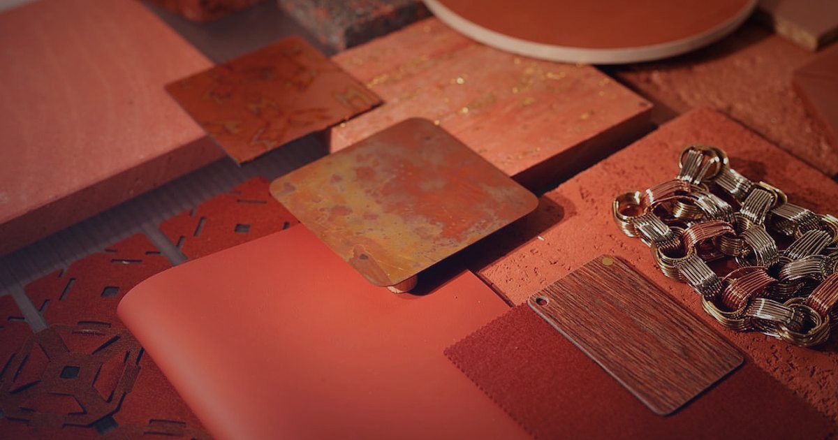 2026'nın En İyi Küçük Ev Aletleri Dropshipping Stratejileri: Yüksek Kârla Başlangıç - colorful product packaging boxes table studio