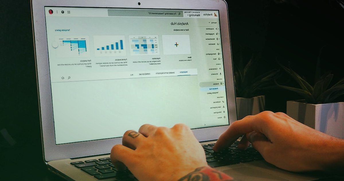 2026'nın En İyi Küçük Ev Aletleri Dropshipping Stratejileri: Yüksek Kârla Başlangıç - person typing laptop financial charts screen