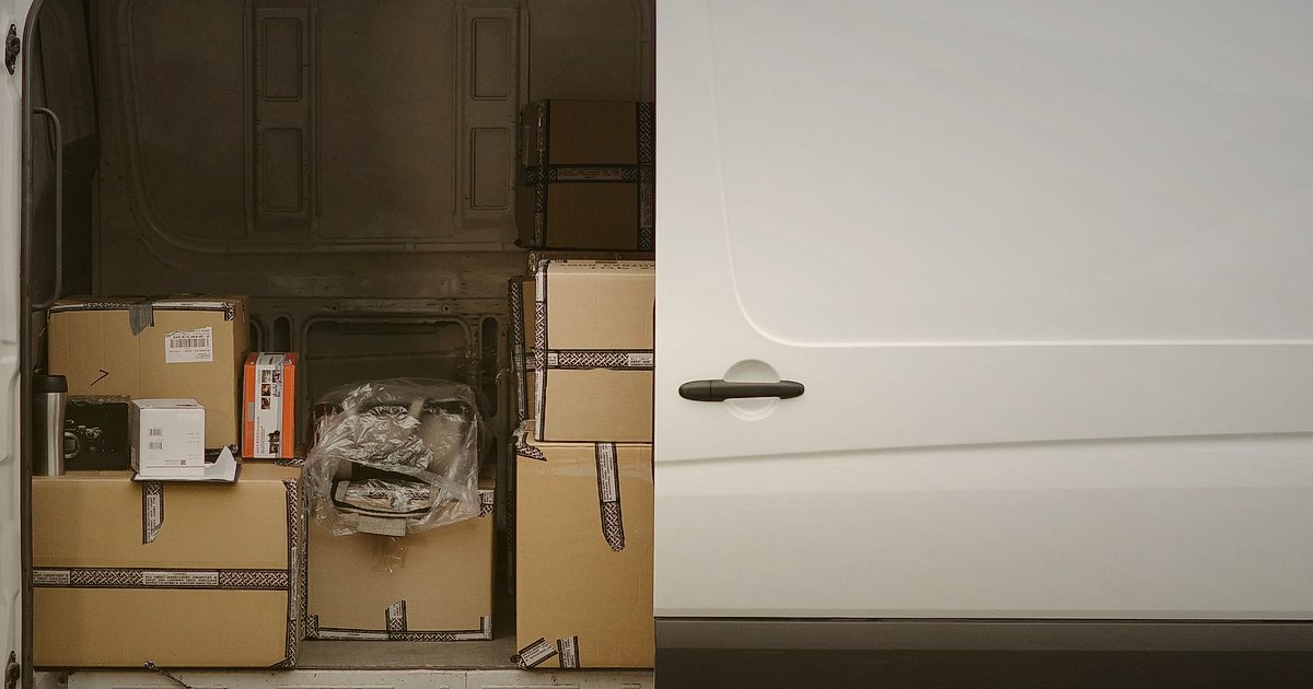 2026'nın En İyi Küçük Ev Aletleri Dropshipping Stratejileri: Yüksek Kârla Başlangıç - delivery truck loading dock packages sunrise