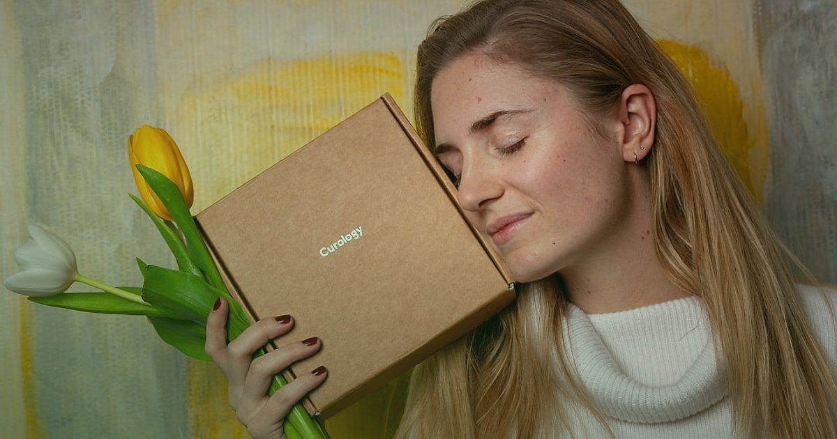 Abonelik Bazlı E-Ticaret: 2026'da Subscription Box Modeliyle Yüksek Kârlılığa Ulaşın! - young woman unboxing subscription package smiling