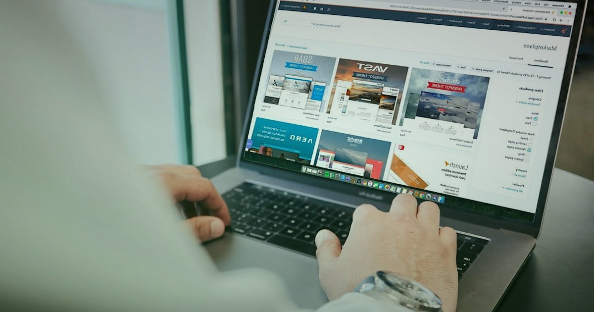 Abonelik Bazlı E-Ticaret: 2026'da Subscription Box Modeliyle Yüksek Kârlılığa Ulaşın! - man managing online orders on laptop with dropshipping interface