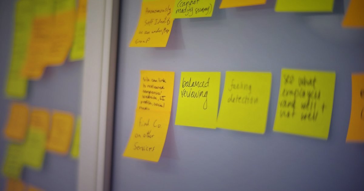 Abonelik Bazlı E-Ticaret: 2026'da Subscription Box Modeliyle Yüksek Kârlılığa Ulaşın! - group brainstorming ideas with sticky notes on whiteboard