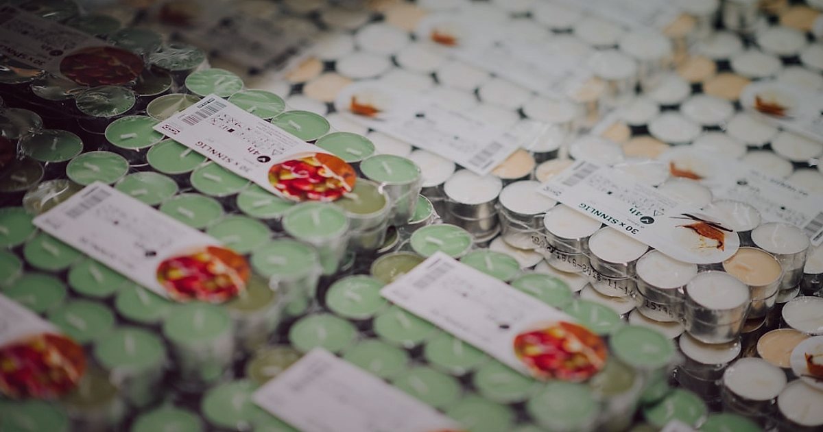 Abonelik Bazlı E-Ticaret: 2026'da Subscription Box Modeliyle Yüksek Kârlılığa Ulaşın! - diverse range of small products being carefully selected for packaging