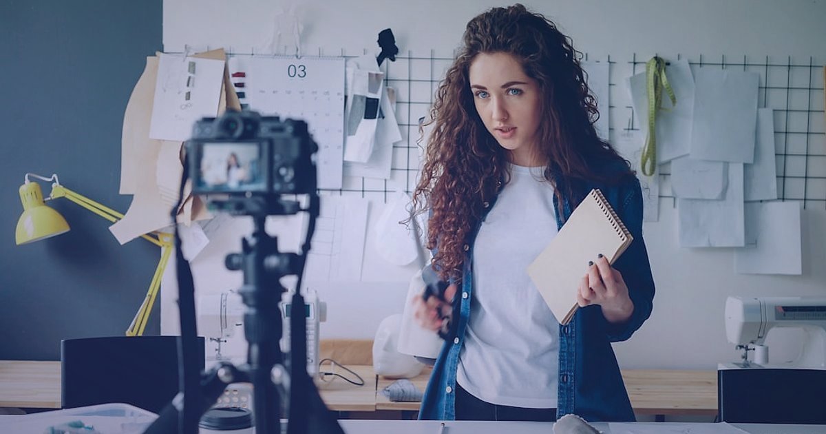 Abonelik Bazlı E-Ticaret: 2026'da Subscription Box Modeliyle Yüksek Kârlılığa Ulaşın! - influencer recording unboxing video for social media