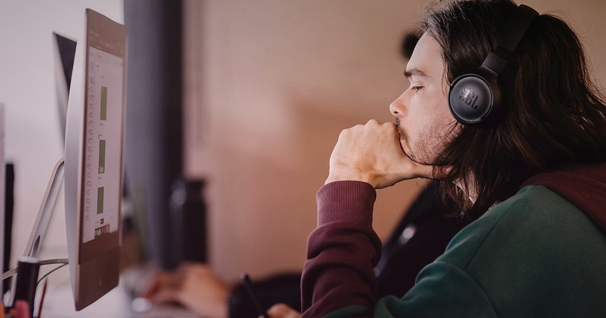 Abonelik Bazlı E-Ticaret: 2026'da Subscription Box Modeliyle Yüksek Kârlılığa Ulaşın! - customer service representative assisting client on headset