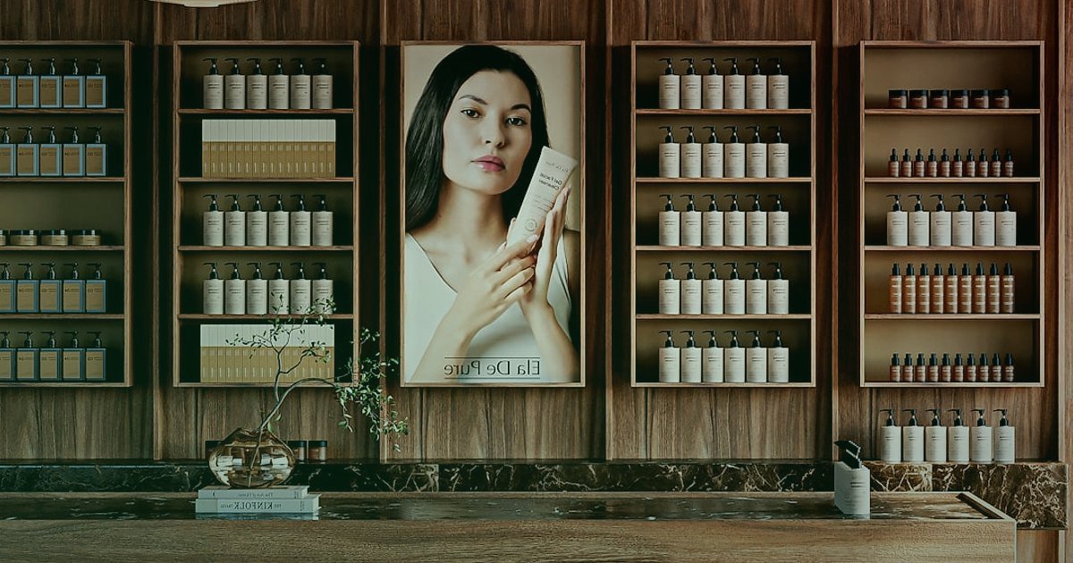 Akne Bakımında Stok Tükenmez: 2026 Tedarik Zinciri Sırları - woman examining skincare products shelf display