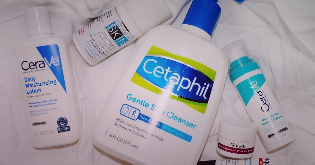 Akne Bakımında Stok Tükenmez: 2026 Tedarik Zinciri Sırları - close-up of various acne treatment product bottles