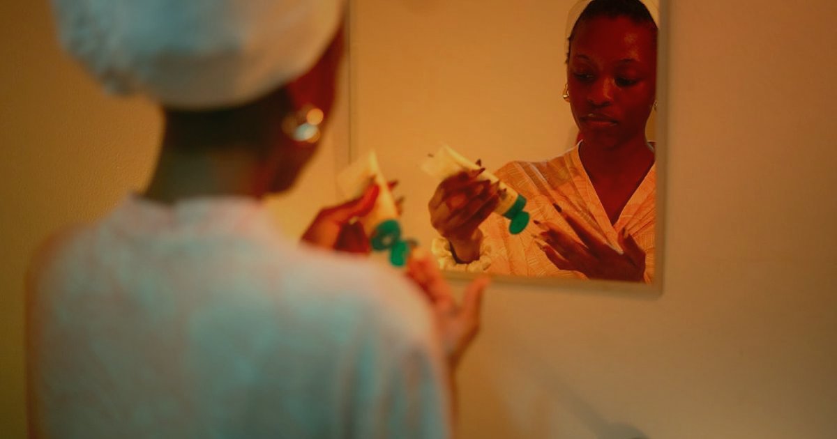 Akne Bakımında Stok Tükenmez: 2026 Tedarik Zinciri Sırları - diverse group of people applying skincare products in a bathroom
